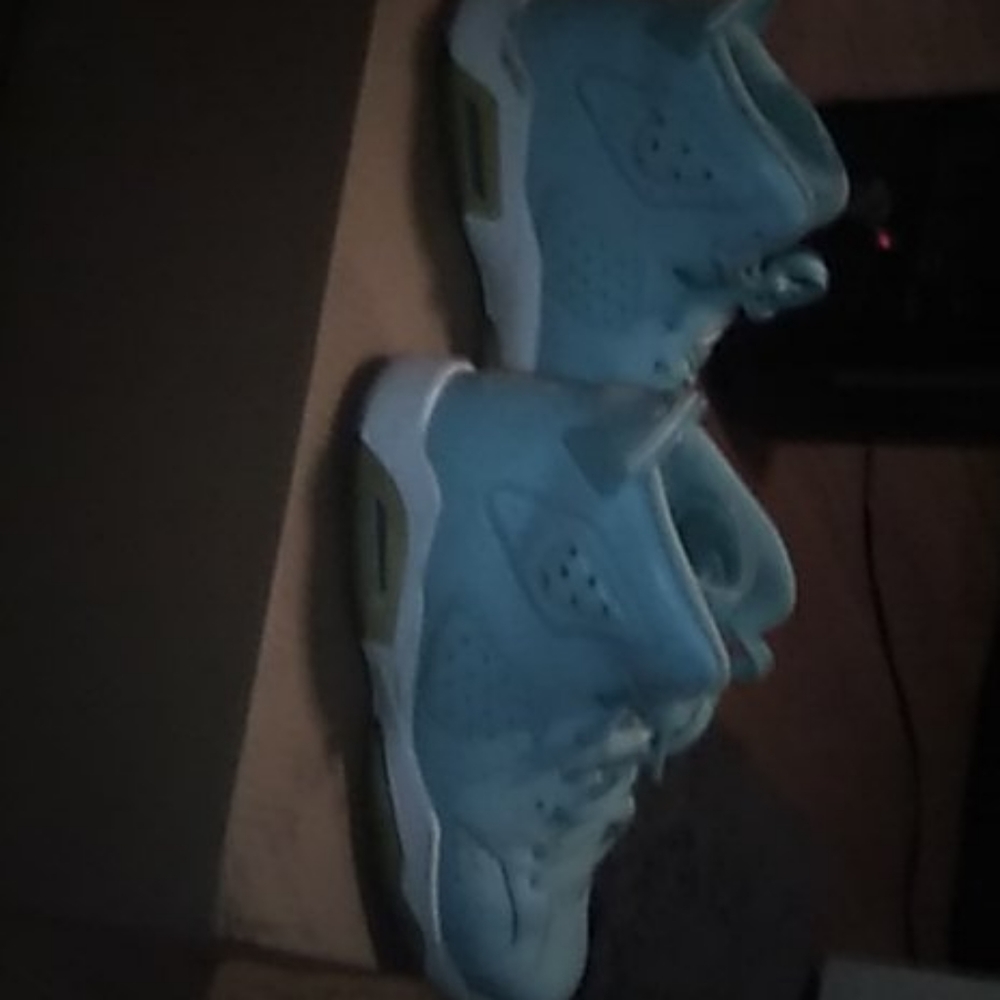 Jordan's. Size 6 in big kids..